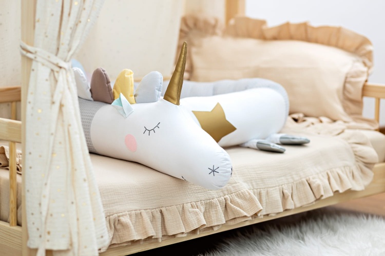 bed guard, cuddly toy in the shape of a gray unicorn, for a children's bed, cuddlerest.jpg