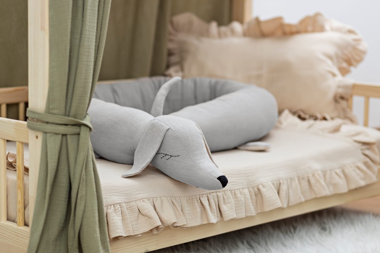 Bed bumper, linen cuddly toy in the shape of a light gray beige  dachshund, for a children's bed, cuddlerest.jpg
