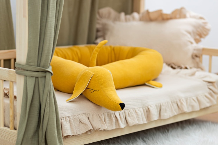 Bed bumper, linen cuddly toy in the shape of a yellow mustard dachshund, for a children's bed, cuddlerest.jpg